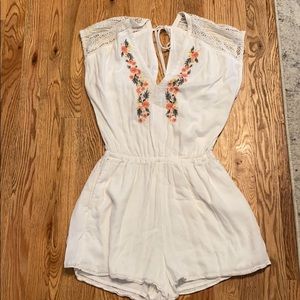 Lace and floral romper with a tie back (Midsommar)